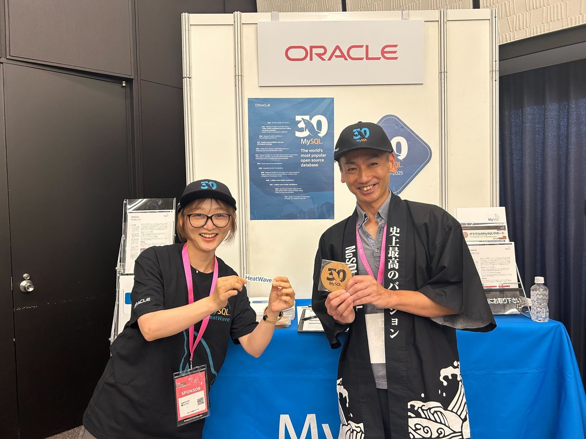 insight_socio's tweet image. 素敵な笑顔で写真に答えてくださったのは、日本オラクル様。ブースではかわいいイルカをあしらったノベルティも用意されていますよ。「史上最高のMySQLバージョン全てがここに!」とのこと。ぜひお立ち寄りください!! #dbts2025
まだまだ登録受付中です!!hubs.li/Q03wBv_G0