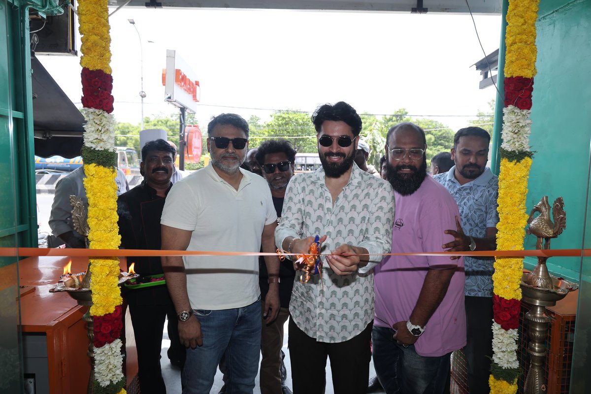 rameshlaus's tweet photo. 🔥 #RollAway by The Radio Room rolls into Velachery!
After winning Alwarpet & VGP, the cult-fave kathi roll spot opens its third outlet—serving flaky, flavour-packed wraps, biryanis & late-night cravings till 2 AM.
Actor @iamharishkalyan opened the Velachery outlet!
#BestKathirollsinVelachery