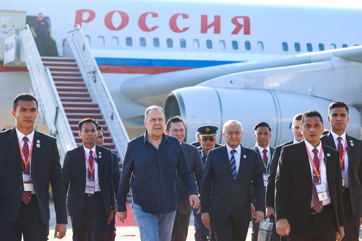 ASEANRussia's tweet image. 🛬 Russia's Foreign Minister Sergey Lavrov arrives in Kuala Lumpur (Malaysia) to participate in the Foreign Ministers' meetings of #RussiaASEAN, East Asia Summit (#EAS) and ASEAN Regional Forum (#ARF).