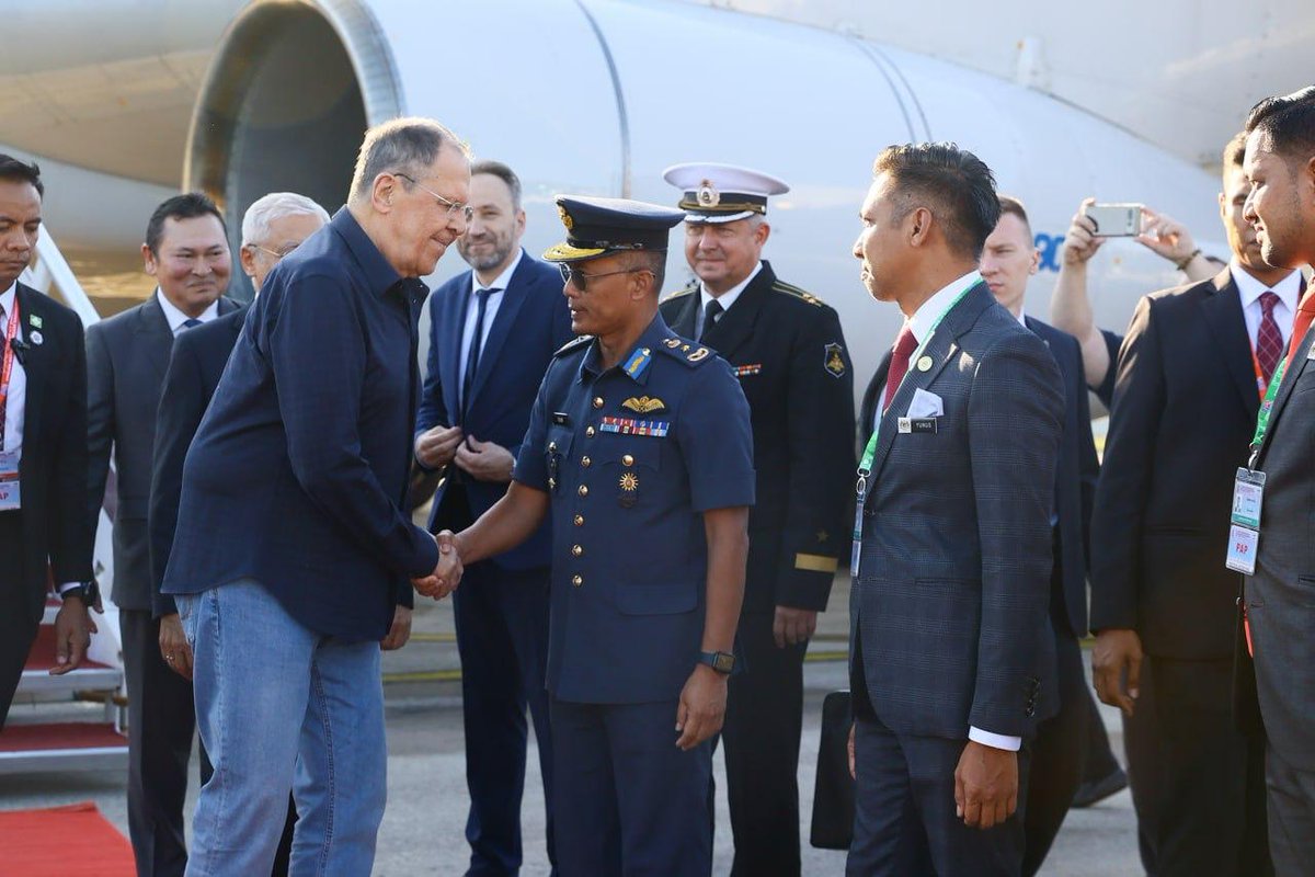 ASEANRussia's tweet image. 🛬 Russia's Foreign Minister Sergey Lavrov arrives in Kuala Lumpur (Malaysia) to participate in the Foreign Ministers' meetings of #RussiaASEAN, East Asia Summit (#EAS) and ASEAN Regional Forum (#ARF).