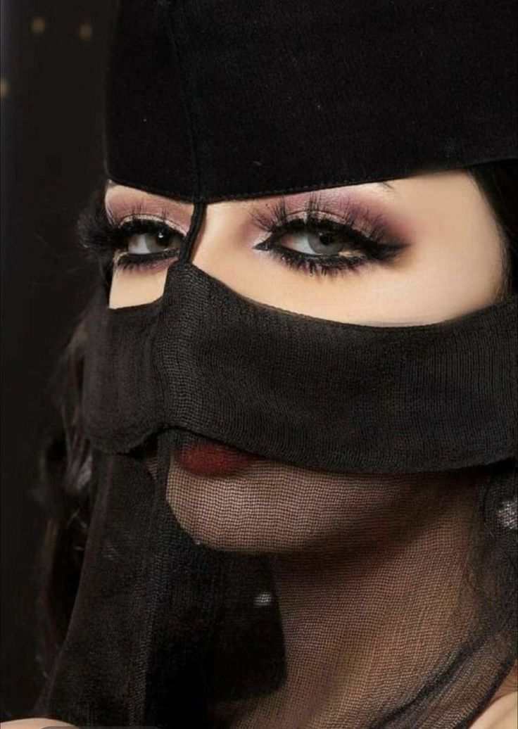 ياليتني في أنفاس روحك ودمك
أبقى معك وأعيـــش الايام وياكْ 

أبنثرك في عروق قلبـي وألمـــك 
وأحسسك بالحب في يوم لقياك