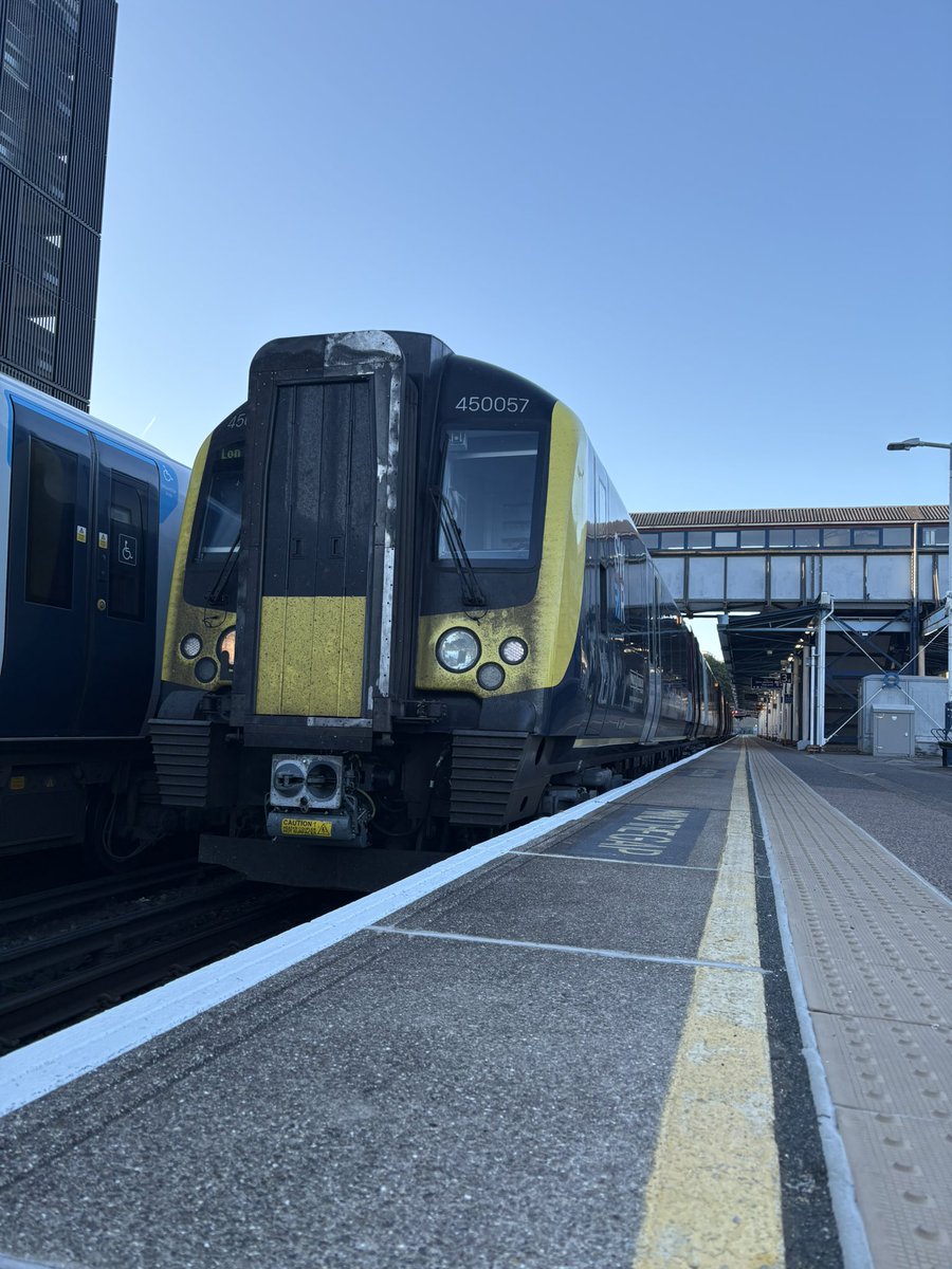 Prepped (NFF) and shunted into P3 at Guildford, 450057 &amp; 450049 are my first rides of the day. Service begins for me with 2D12 to Waterloo via Epsom.