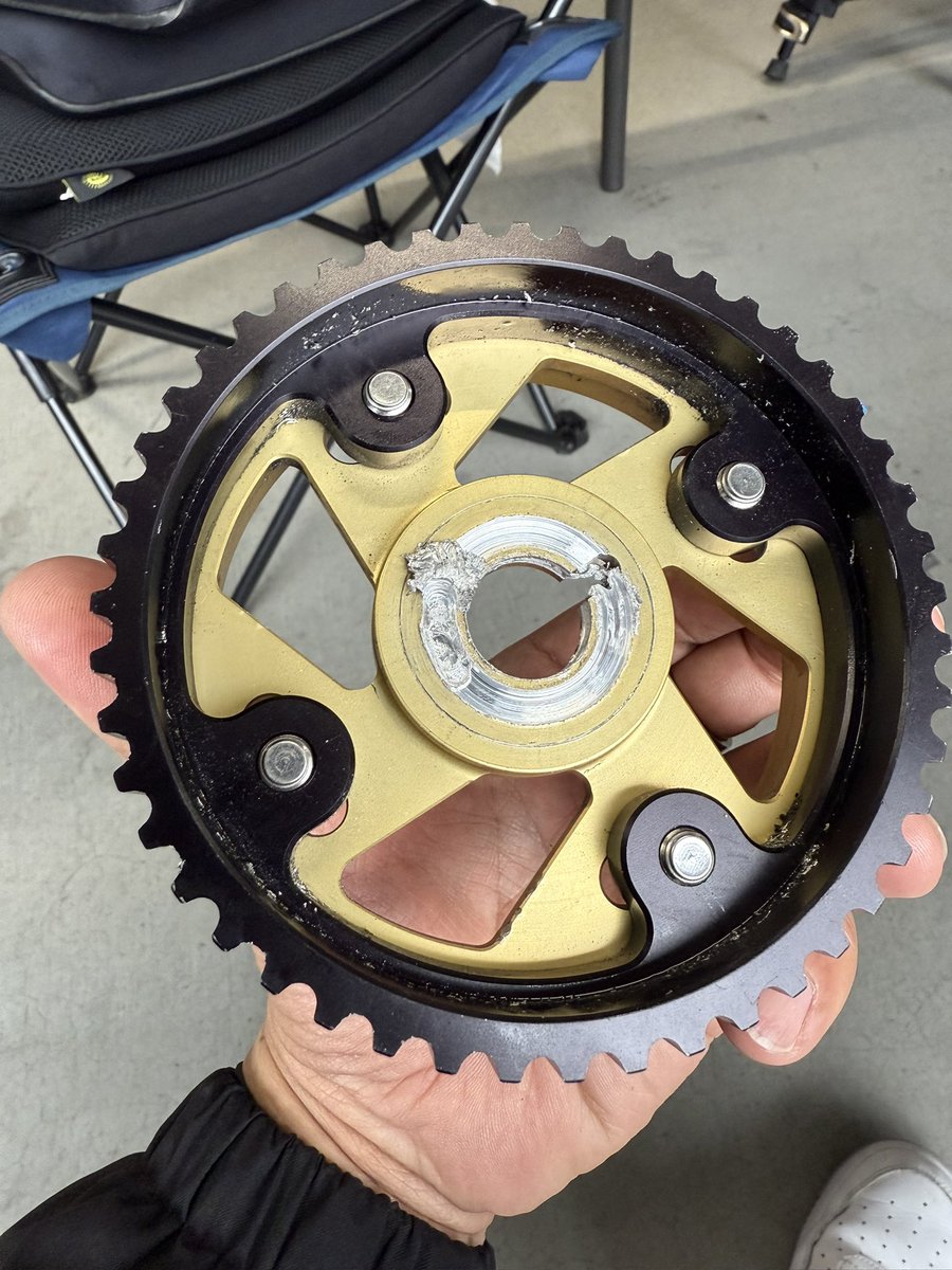 ヘルプ‼️

SUGOにいるんですが…

POP号が…

ウチでつくった車じゃないからなんともいえないけど、なんでこーなる事やら…😩