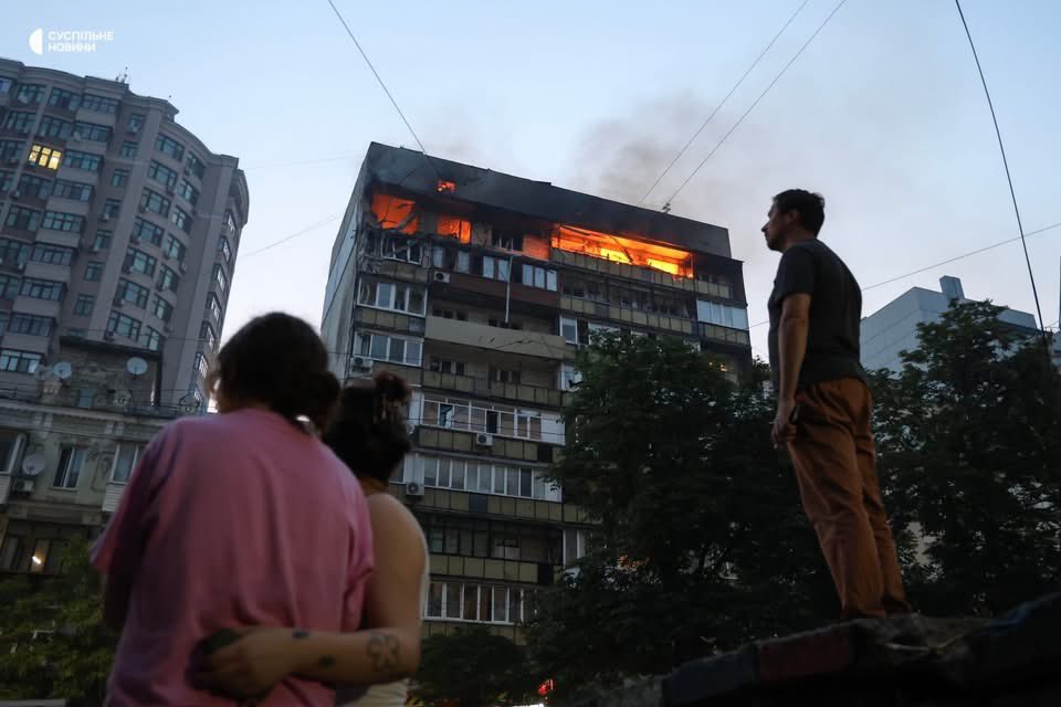 den_kazansky's tweet image. Russians continue drone attacks in Kyiv, targeting civilians.
Tonight Russians attacked random residential buildings, killed at least 2 people. They were just sleeping in their home...