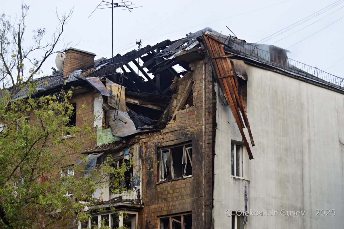 den_kazansky's tweet image. Russians continue drone attacks in Kyiv, targeting civilians.
Tonight Russians attacked random residential buildings, killed at least 2 people. They were just sleeping in their home...