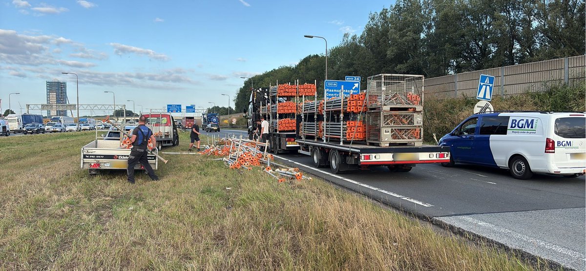 Een vrachtwagen heeft steigeronderdelen verloren op de #A59 bij knp. Hooipolder. De onderdelen worden nu overgeladen. Eén rijstrook is dicht richting Zevenbergen. De vertraging is opgelopen naar 45 minuten, maar we verwachten de weg snel vrij te hebben (rond 07.45 uur).