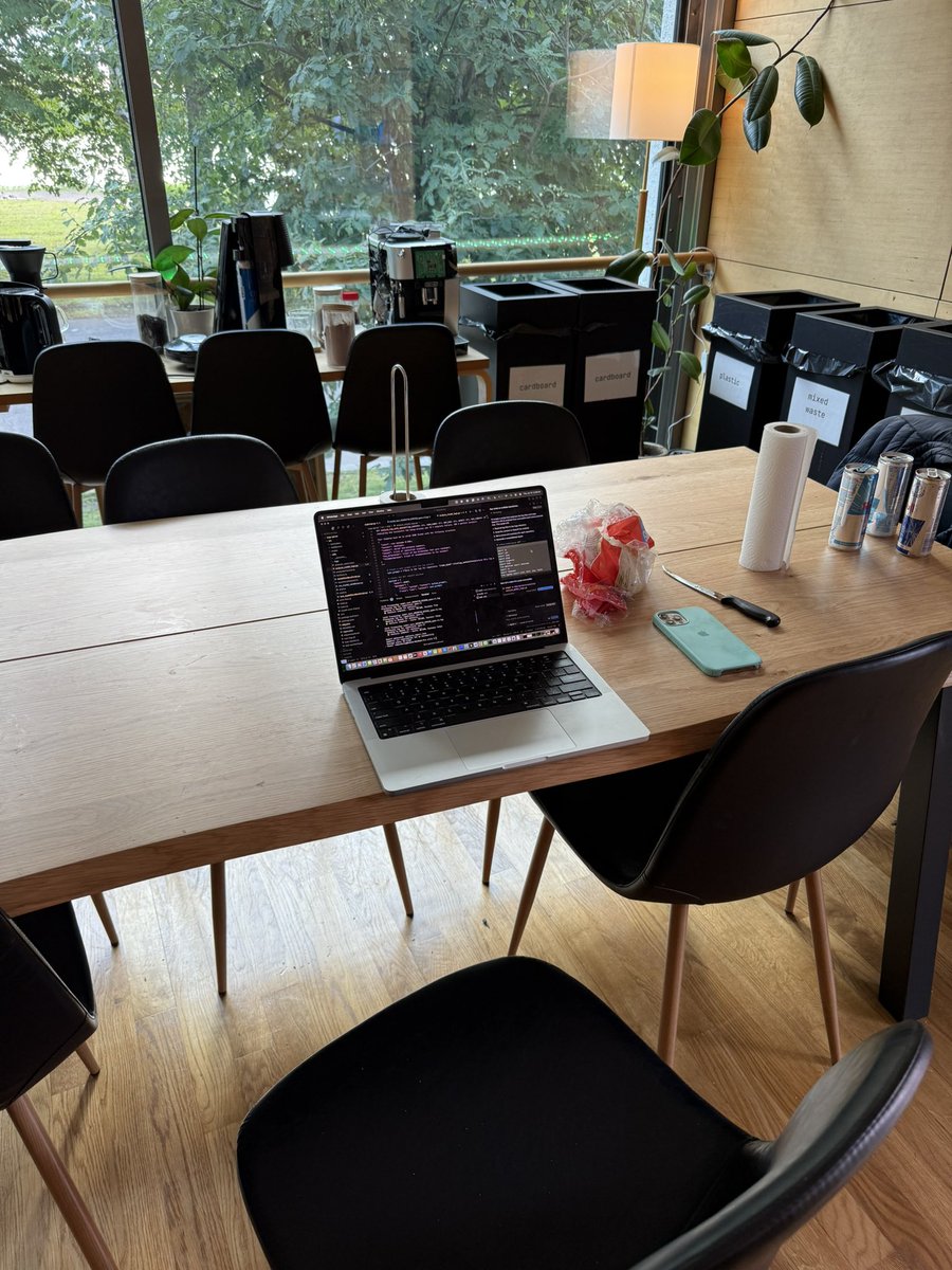 AdrianDeGendt's tweet image. Hacking-101, don’t leave your laptop unlocked @rs545837