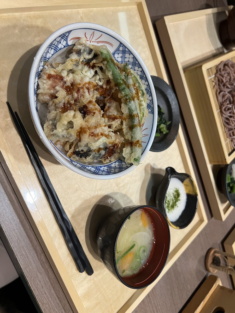 お昼ご飯は鰻天丼❣️❣️❣️❣️
美味しい^〜〜〜〜〜〜❣️❣️❣️❣️