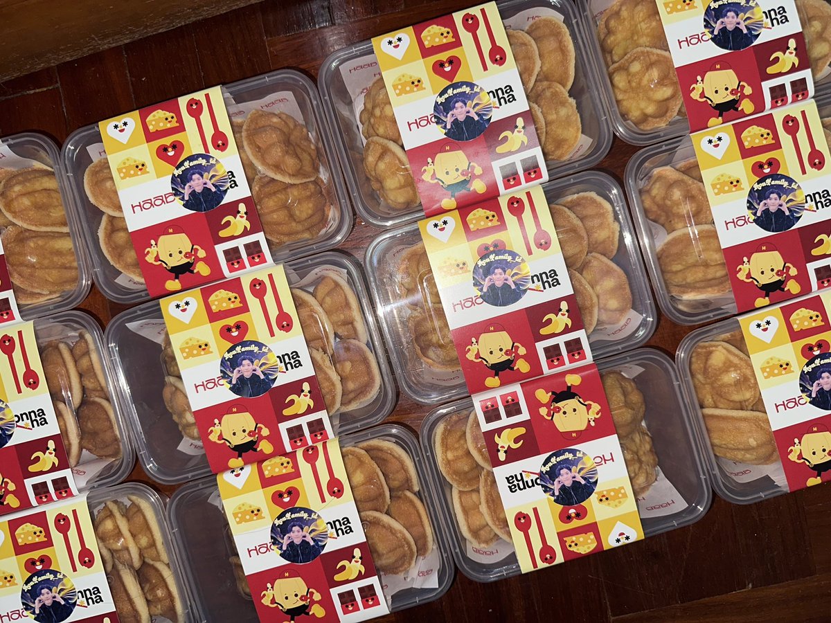 AouFamily's tweet photo. Food Support for Aou  🥢('ᴗ' )و　
—- #OnlyFriendsDreamOn 🎭
#aou_tnbknr #เหล่าเดซี่ของอู๋ 

กริ๊งๆ 🛎️  อาหารเพิ่มพลังชาร์จแบตให้น้องดีเจโรมที่ทำงานหนักมาตลอดอาทิตย์มาเสิร์ฟแล้วค้าบบบบบ จัดมาแบบเต็มๆ ทั้งคาวหวานครบ! ทานให้อร่อยเติมพลังให้เต็ม 🔋⚡️ และลุยกับการถ่ายทำวันนี้นะคะ ไฟท์ติ้งงงงงงง 🔥 

อาหารคาว 🥩 
- ข้าวผัดเนย
- ข้าวผัดมันเนื้อ
- เนื้อทอดเกลือหิมาลัย
- Grilled Topside Australian Wagyu
- เซตคอหมูย่าง 

อาหารหวาน 🥐 
- ครัวซอง เซต 12 ชิ้น
- ชิโอะปัง 
- บัวลอยมันม่วง
- บัวลอยเผือกทรงเครื่อง 

ผลไม้ 🍇 
- องุ่นไซมัสคัส 
- แตงโม
- ฝรั่งไส้แดง
- ชมพู่
- พุทรานมสด
- สาลี่หิมะ 
- สัปปะรดภูแล
- ส้มสายน้ำผึ้ง 

เครื่องดื่ม 🥤 
- น้ำส้ม
- น้ำลำไย 

สำหรับพี่ทีมงาน 🥧
- ขนมไข่จากร้าน HAAB 12 กล่อง 

Special Thank - @Aoufamily_  🙏🏻✨