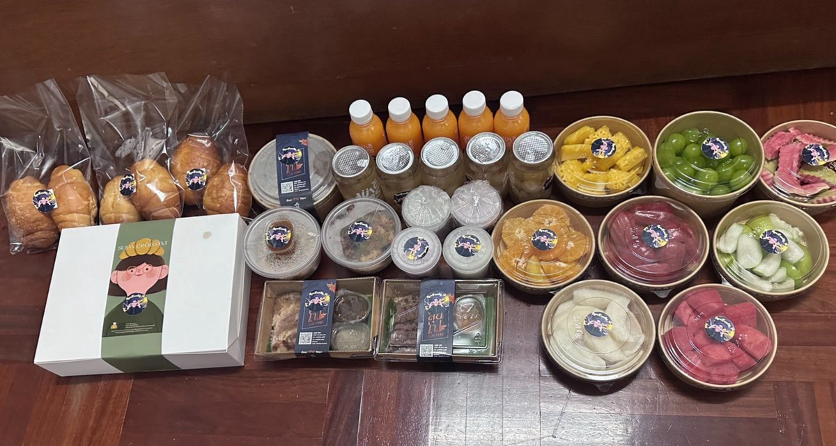 AouFamily's tweet photo. Food Support for Aou  🥢('ᴗ' )و　
—- #OnlyFriendsDreamOn 🎭
#aou_tnbknr #เหล่าเดซี่ของอู๋ 

กริ๊งๆ 🛎️  อาหารเพิ่มพลังชาร์จแบตให้น้องดีเจโรมที่ทำงานหนักมาตลอดอาทิตย์มาเสิร์ฟแล้วค้าบบบบบ จัดมาแบบเต็มๆ ทั้งคาวหวานครบ! ทานให้อร่อยเติมพลังให้เต็ม 🔋⚡️ และลุยกับการถ่ายทำวันนี้นะคะ ไฟท์ติ้งงงงงงง 🔥 

อาหารคาว 🥩 
- ข้าวผัดเนย
- ข้าวผัดมันเนื้อ
- เนื้อทอดเกลือหิมาลัย
- Grilled Topside Australian Wagyu
- เซตคอหมูย่าง 

อาหารหวาน 🥐 
- ครัวซอง เซต 12 ชิ้น
- ชิโอะปัง 
- บัวลอยมันม่วง
- บัวลอยเผือกทรงเครื่อง 

ผลไม้ 🍇 
- องุ่นไซมัสคัส 
- แตงโม
- ฝรั่งไส้แดง
- ชมพู่
- พุทรานมสด
- สาลี่หิมะ 
- สัปปะรดภูแล
- ส้มสายน้ำผึ้ง 

เครื่องดื่ม 🥤 
- น้ำส้ม
- น้ำลำไย 

สำหรับพี่ทีมงาน 🥧
- ขนมไข่จากร้าน HAAB 12 กล่อง 

Special Thank - @Aoufamily_  🙏🏻✨
