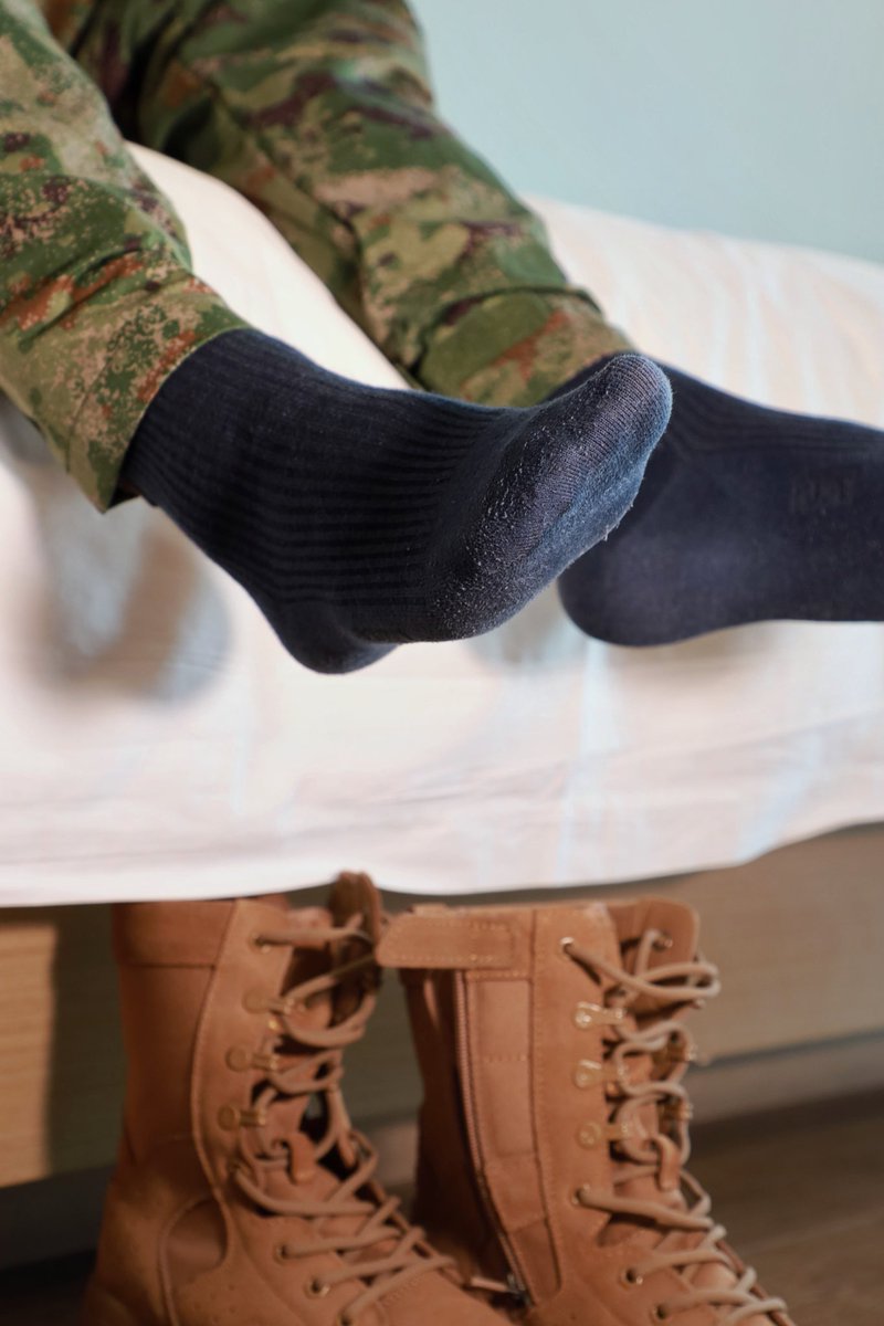 “光看这张照片挺像S”
“唔…”
“塞着我的黑袜怎么下面慢慢硬起来了？”