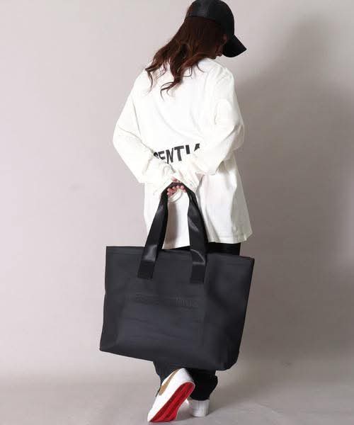 พร้อมส่ง 1,290.- ส่งฟรี
Shop 3,xxx 💥 

Fear of God Essentials Tote BagDark Slate/Stretch Limo/Black 

Fear of God (F.O.G.) เป็นสตรีทแบรนด์แฟชั่นหรูหราที่กำลังโด่งดังจากฝั่ง LA 🇺🇸

วัสดุ Pvc โลโก้นูน สะท้อนน้ำ 
ในกระเป๋ามีช่องซิป 

Size : ฐานกว้าง 18" ปากกว้าง 21" ลึก 6" สูง 15"