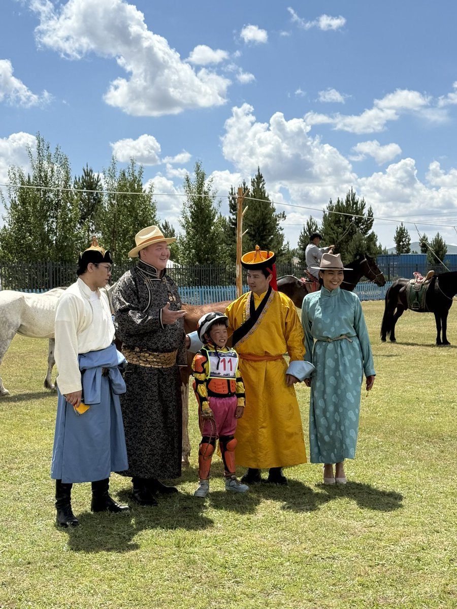 Улсын наадмын хязаалан насны түрүү Өвөрхангай аймгийн Хужирт сумын уяач Б.Гантигийн хүрэн үрээний унаач хүү Өвөрхангай аймгийн Богд сумын Цэндсүрэнгийн Түвшинсайхан 👏👏👏 10 настай. 

Дүүтэй улсууд зургаа татуулаад завгүй