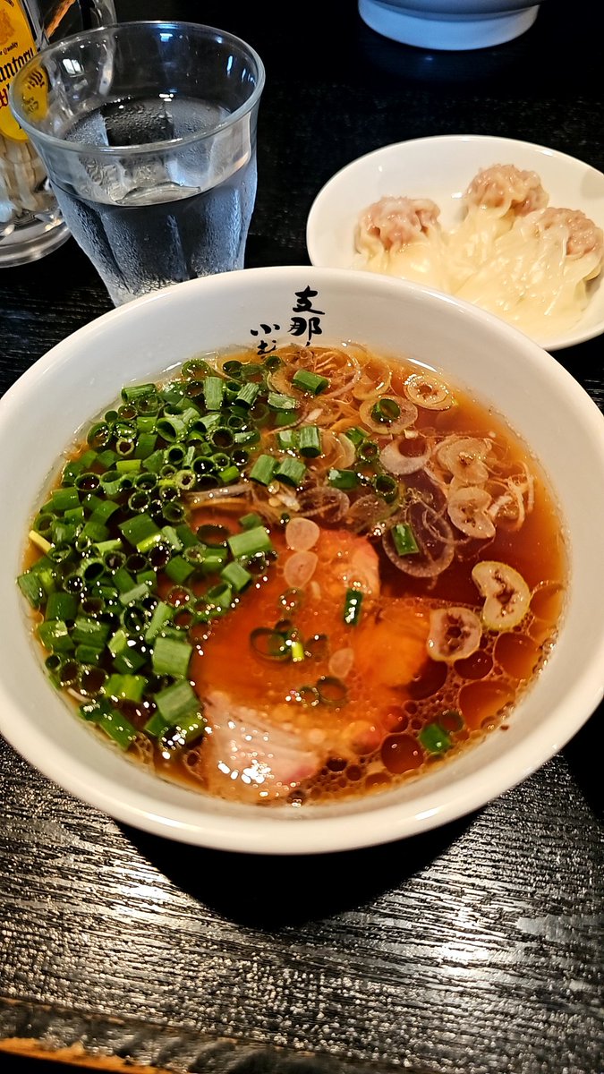 支那ソバ 小むろさん

つけソバ1,000円（大盛り150円×2）
わんたん（3個）150円

仕事仲間と少し早めの昼にしようという事で11:15訪問中待ち2人(*´罒`*)ﾆﾋﾋ

お水が美味しい店舗です😙
カエシが円やかで旨いつけ汁です😋
完食時にはつけ汁が薄まり完飲💦
ワンタンも絶品でした🐷

 #支那ソバ小むろ