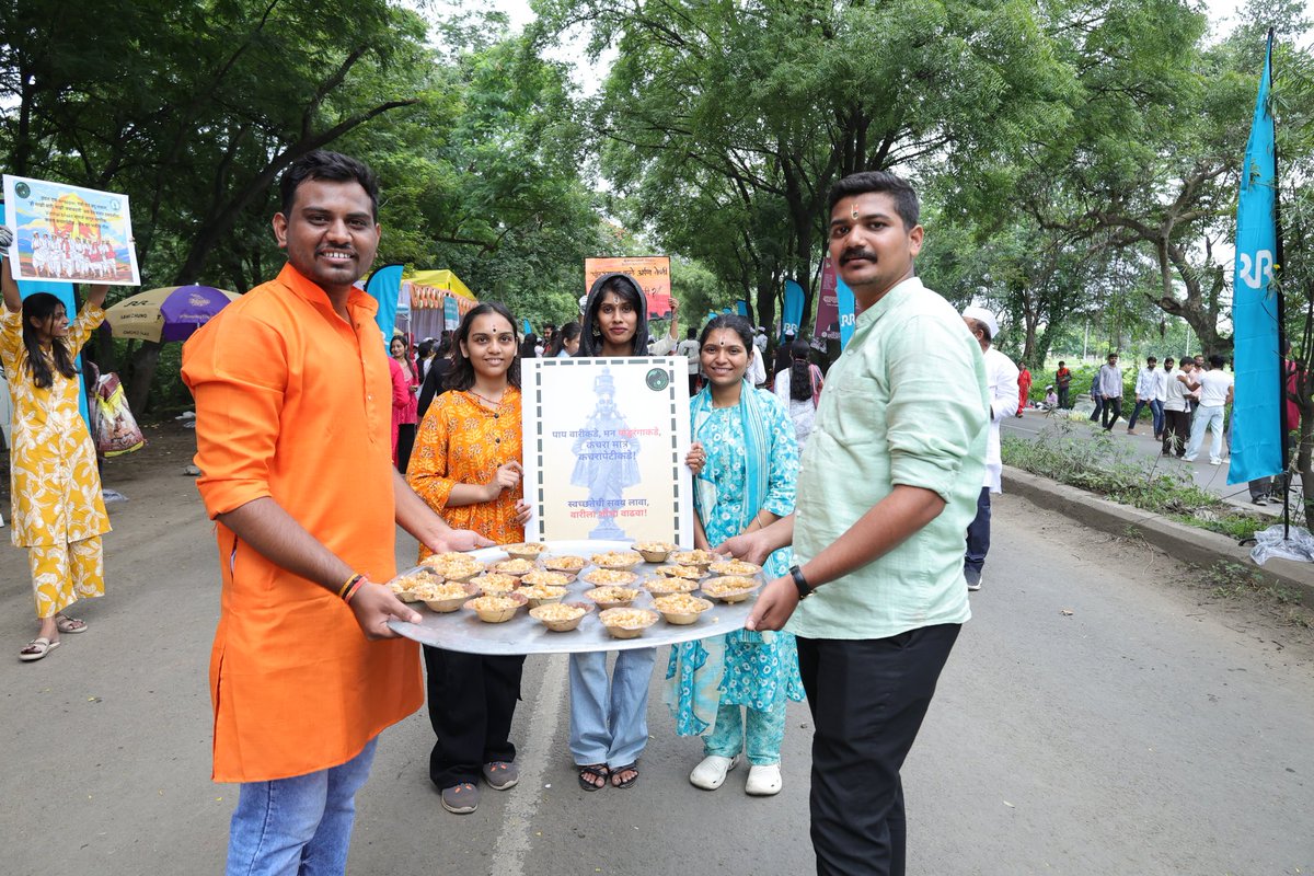 वारीत भक्ती होती, पण जबाबदारीही सोबत होती.

We did plogging, carried creative awareness posters, and served khichadi as prasad.

फुगडीच्या गजरात, विठ्ठलाच्या नामात हरवून, वारी केली उपासना तेवढीच सेवा निसर्गासाठी, समाजासाठी.
 
#EcoFriendlyWari 🛕♻️
#VinitAbhedyaFoundation