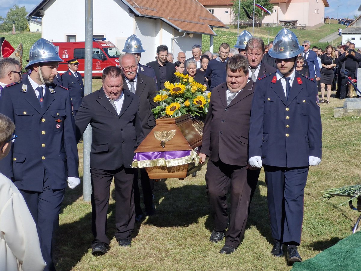 Turinek's tweet image. Večni Oče, tisoč let je pred teboj kot včerajšnji dan, ki je minil,
– naj se zavedamo, da je življenje kot cvetlica, ki zjutraj vzcvete, zvečer pa usahne.
POGREB DUHOVNIKA ALEŠA KALAMARJA, Prekmurje