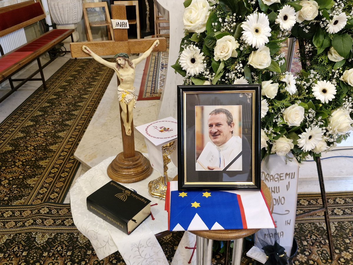 Turinek's tweet image. Večni Oče, tisoč let je pred teboj kot včerajšnji dan, ki je minil,
– naj se zavedamo, da je življenje kot cvetlica, ki zjutraj vzcvete, zvečer pa usahne.
POGREB DUHOVNIKA ALEŠA KALAMARJA, Prekmurje