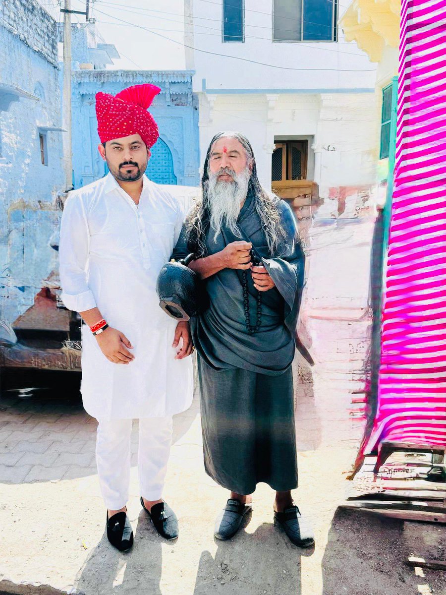 JaydeepMirdha's tweet photo. करता करे ना कर सके, गुरु करे सब होय।
सात द्वीप नौ खंड में, गुरु से बड़ा ना कोय॥"
गुरु पूर्णिमा की हार्दिक शुभकामनाएं 🙏🏻
#गुरु_पूर्णिमा_पर्व_2025
#GuruPurnima #RespectGuru #Gratitude https://t.co/zM5LuazfAr