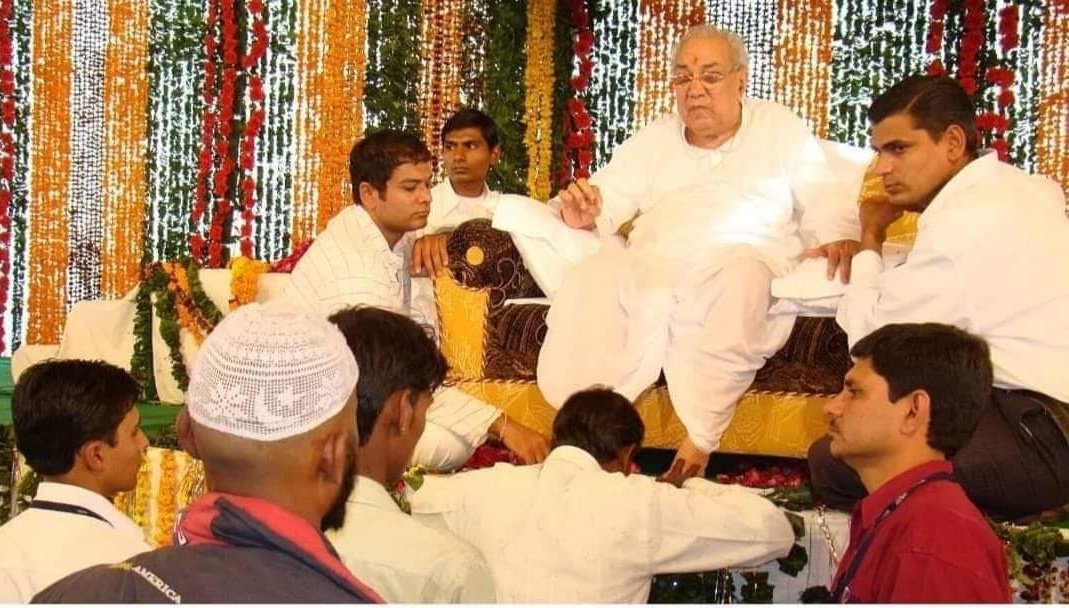 गुरु की महिमा अपार है 
कृपा सिंधु भगवान।
गुरु चरनन त्रैलोक्य है 
गुरु अमृत की खान।।
जय गुरुदेव 🙇