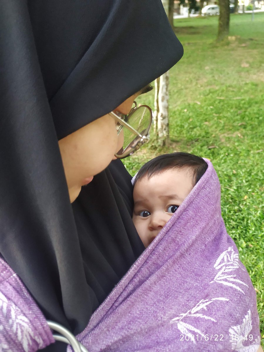 n_azzurajafri's tweet image. Saya pernah dengar orang cakap, "Jangan dukung baby tu. Nanti manja sangat. Biar dia nangis"
Saya macam "eh seriuslah" lepastu cari info di media sosial... Memang ada 'nasihat' ni diberikan!
Saya pun revise balik kajian psikologi bayi. Betul ke? Rupa-rupanya
👇