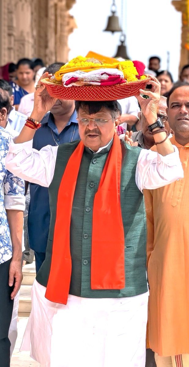 गुरुर्ब्रह्मा गुरुर्विष्णु गुरुरेव महेश्वरः।
गुरुः साक्षात् परं ब्रह्म तस्मै श्रीगुरवे नमः॥

भारतीय संस्कृति में गुरु को ईश्वर से भी श्रेष्ठ स्थान प्राप्त है। गुरु ही वह दीप हैं, जिनके तप, त्याग और तपस्या से इस राष्ट्र ने सदा पथ पाया, दिशा पाई और जीवन को सत्य-पथ पर प्रशस्त किया।