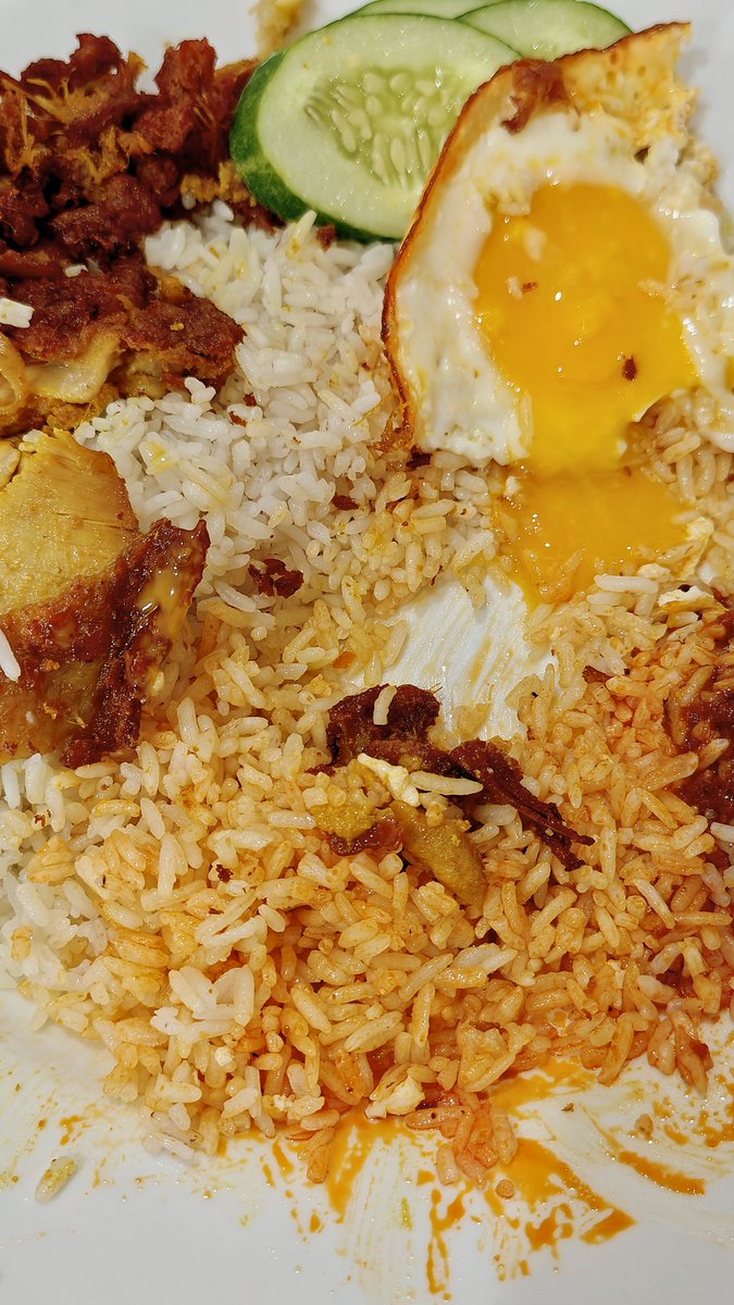 The one normal oil frying is a bit greasy but you have more kriuk kriuk bits LOL. The one done with air fryer is drier but surprisingly juicier and crispier outside. Taste wise similar lah. I prefer the one done using air fryer 🤭🤭