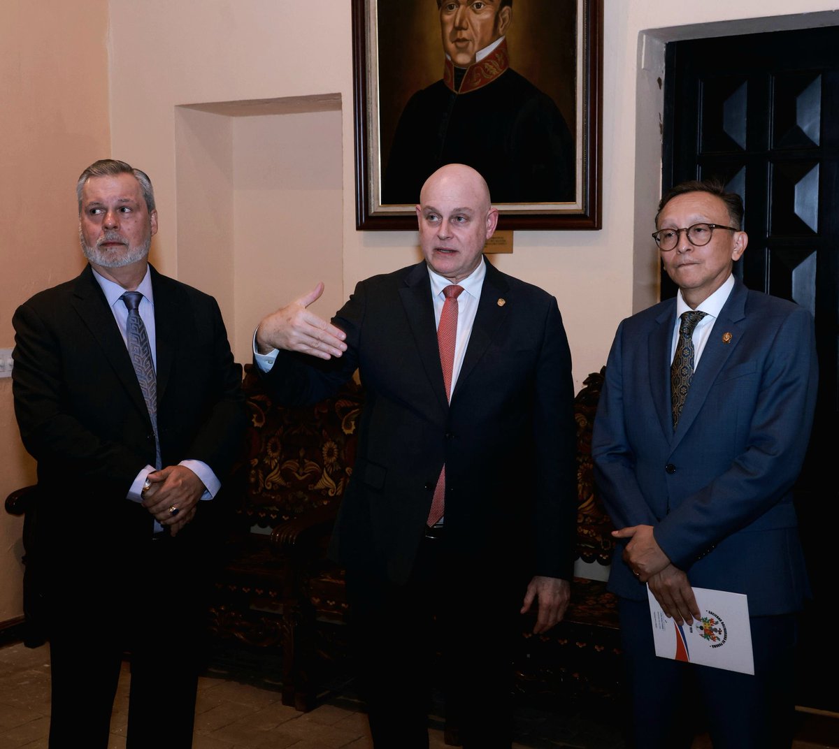 Carlos Guevara Mann (@guevaramann) on Twitter photo Con <a href="/AndresMontalvoS/">Andrés Montalvo Sosa</a>, embajador del Ecuador en <a href="/ONU_es/">Naciones Unidas</a> y presidente de la Junta Ejecutiva de <a href="/pnud/">ONU Desarrollo</a>, hablamos en <a href="/CancilleriaPma/">Cancillería de Panamá</a> sobre multilateralismo, liderazgo internacional, el Congreso Anfictiónico (1826) y la opción multilateralista de Bolívar.
<a href="/radioanconpa/">Radio Ancón</a>
<a href="/socbolivarianap/">Sociedad Bolivariana de Panamá</a> Con <a href="/AndresMontalvoS/">Andrés Montalvo Sosa</a>, embajador del Ecuador en <a href="/ONU_es/">Naciones Unidas</a> y presidente de la Junta Ejecutiva de <a href="/pnud/">ONU Desarrollo</a>, hablamos en <a href="/CancilleriaPma/">Cancillería de Panamá</a> sobre multilateralismo, liderazgo internacional, el Congreso Anfictiónico (1826) y la opción multilateralista de Bolívar.
<a href="/radioanconpa/">Radio Ancón</a>
<a href="/socbolivarianap/">Sociedad Bolivariana de Panamá</a>