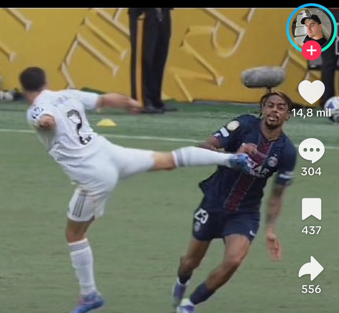 Ros15366143's tweet image. #carvajal con el balón fuera del lugar levanta el pie hacia el pecho y solo amartilla
Vuelve el tuerce botas.
Este tiene de futbolista lo que yo de cantante de ópera NADA
#FCBarcelona
#FCBarcelona
#barça
#cule