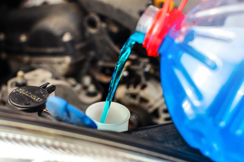 AboutKidsHealth's tweet image. The garage or shed usually houses liquids (e.g., anti-freeze &amp;amp; windshield washer fluid) which are poisonous, but to a child may look like a yummy drink. 
The #poisoning risk of these substances is high. 
Learn about expected symptoms:
ow.ly/CBE950Jg7OC 
@ON_Poison