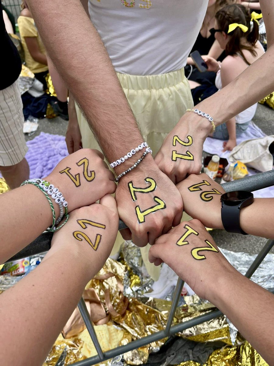 swiftafnico's tweet photo. From Paris to Brussels 🥹 we will never stop this tradition ! #21
Thank you #TSOUTour 

@gracieshq https://t.co/R88ttWDx5v
