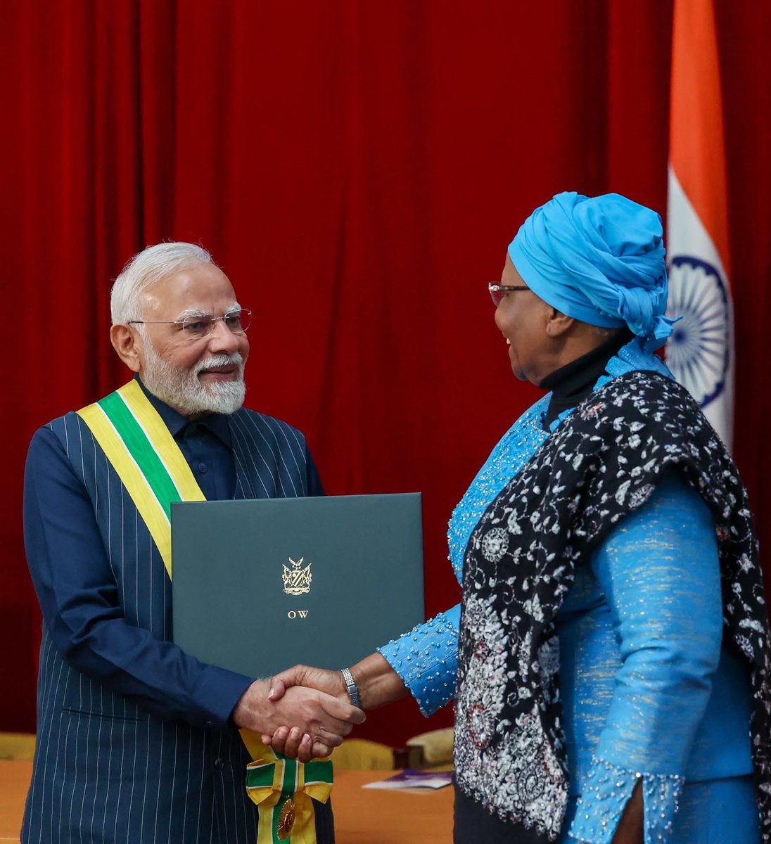 DasP5941's tweet photo. রাষ্ট্রপতি Netumbo Nandi-Ndaitwah প্রধানমন্ত্রী শ্রী Narendra Modi জিকে নামিবিয়ার সর্বোচ্চ বেসামরিক সম্মান ''দ্য অর্ডার অব দ্য মোস্ট এনসিয়েন্ট ওয়েলউইটসচিয়া মিরাবিলিস'' প্রদান করেন।
এই মর্যাদাপূর্ণ পুরস্কারটি অসাধারণ সেবা এবং অনন্য নেতৃত্বকে সম্মানিত করা হয়।
#ModiInNamibia https://t.co/OmUPFweL3w