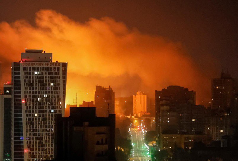 renaudpila's tweet image. Nuit de terreur à Kiev. Une attaque massive de missiles balistiques et de drones pendant des heures. 2 morts et au moins 14 blessés. Poutine poursuit son objectif de faire craquer la population