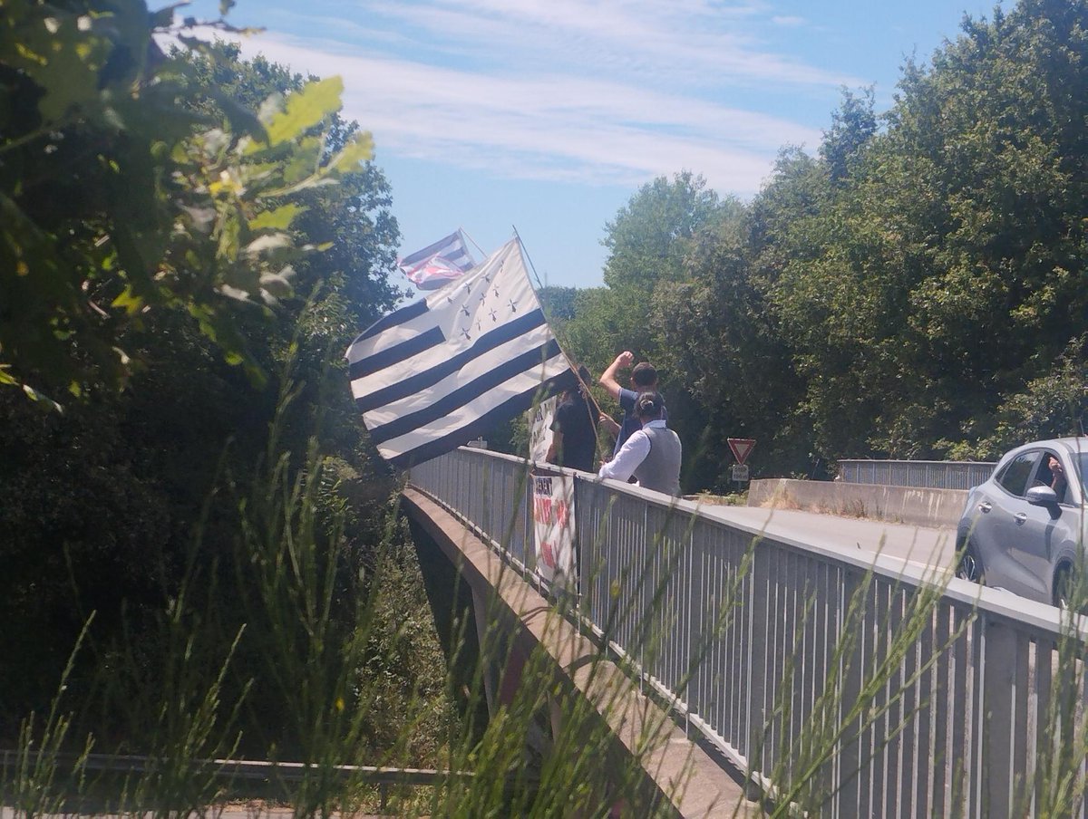 War ar pontoù e oamp e Liger-Atlantel hag er MorBihan, 
 a-enep enkadenn al lojeiz.
 Ul lugan: 
" Breizh n'emañ ket da werzhañ " evit enebiñ ouzh an dreisttouristerezh
 hag an niver bras a eiltiez hag a AirBNB e pep lec'h er vro. 
Douar ha Frankiz douarhafrankiz.bzh
#BZH