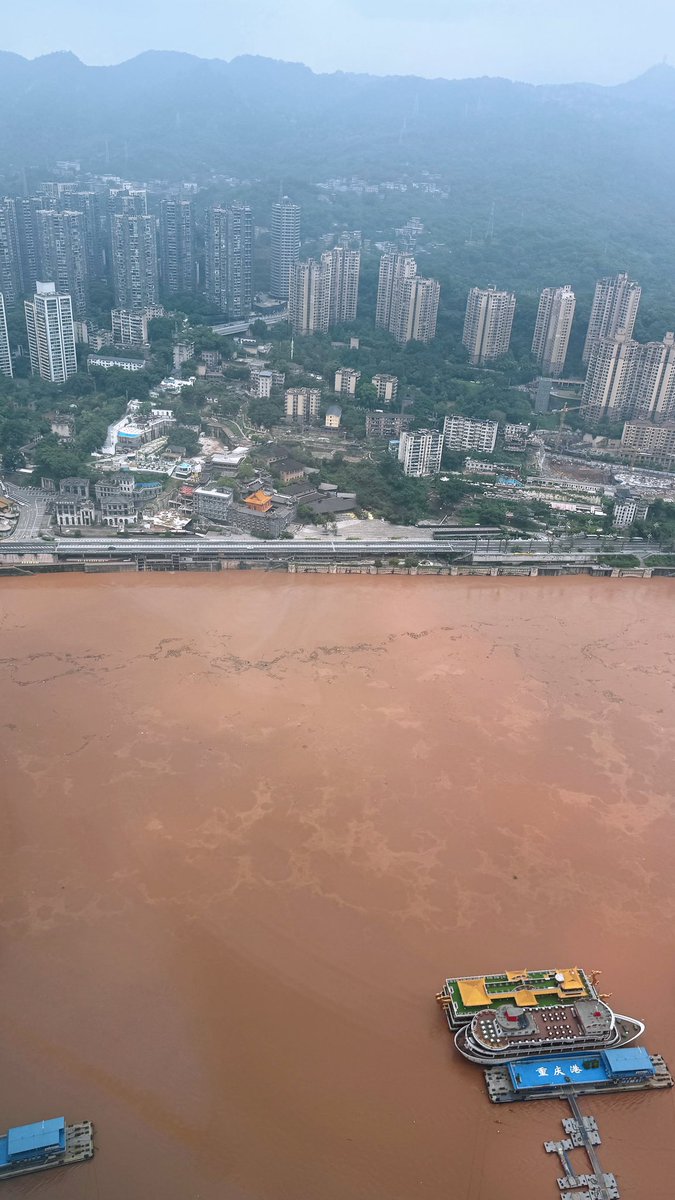 今年是个大水年，长江快满了，下游一切平安。