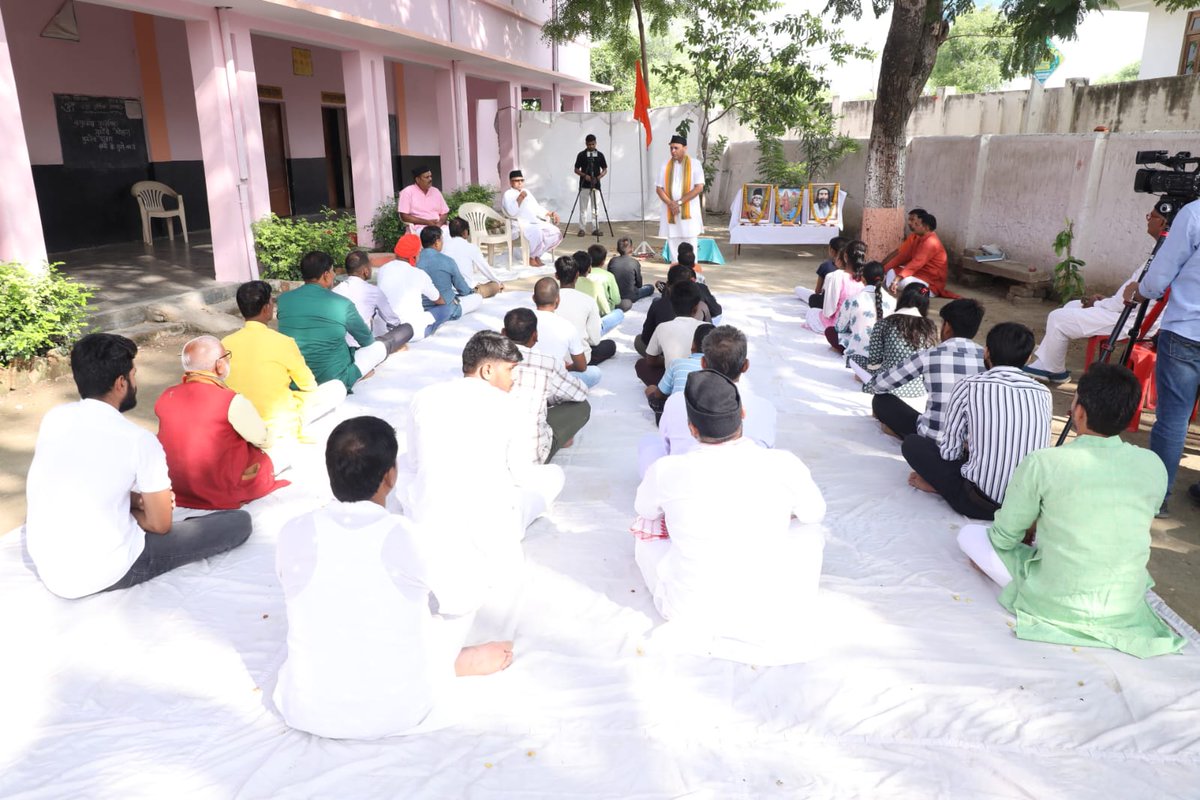 आज #गुरु_पूर्णिमा के पावन अवसर पर वाराणसी ग्रामीण भाग की शिवशंकर शाखा में परम पवित्र 'भगवा ध्वज' को प्रणाम कर कृतज्ञता प्रकट की।

महर्षि वेदव्यास जी की जयंती पर गुरु-शिष्य परंपरा हमें संस्कार सिखाती है। गुरु के प्रति समर्पण, उनके द्वारा दिया गया ज्ञान, जीवन बदल देता है।
<a href="/RSSorg/">RSS</a>