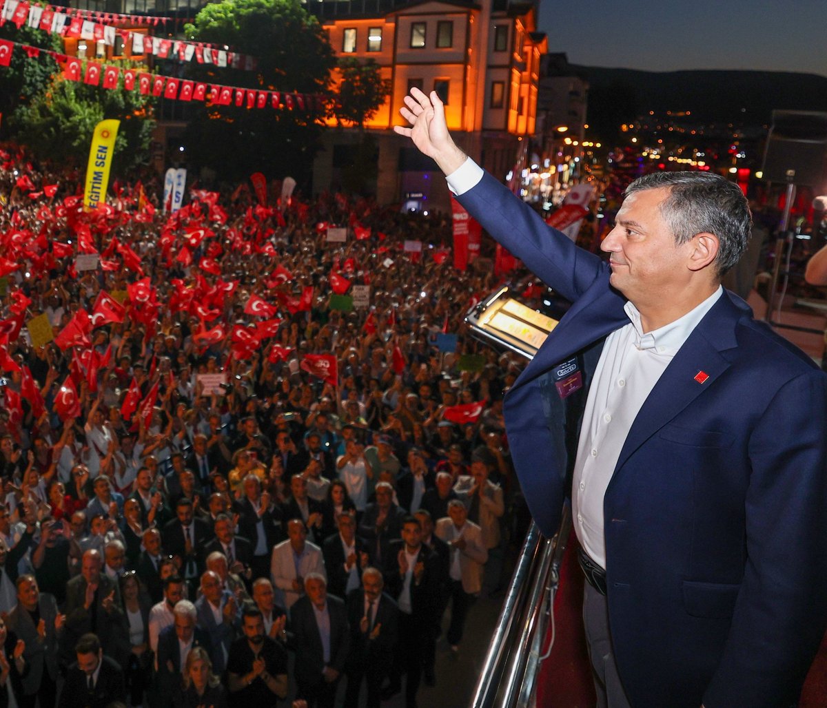 Emin Şirin: "Özgür Özel'in içinden inanılmaz muhteşem bir aktivist çıktı. Biz böyle aktif bir muhalefet politikasını bilmiyorum ne zamandır görmedik..."
<a href="/eczozgurozel/">Özgür Özel</a>