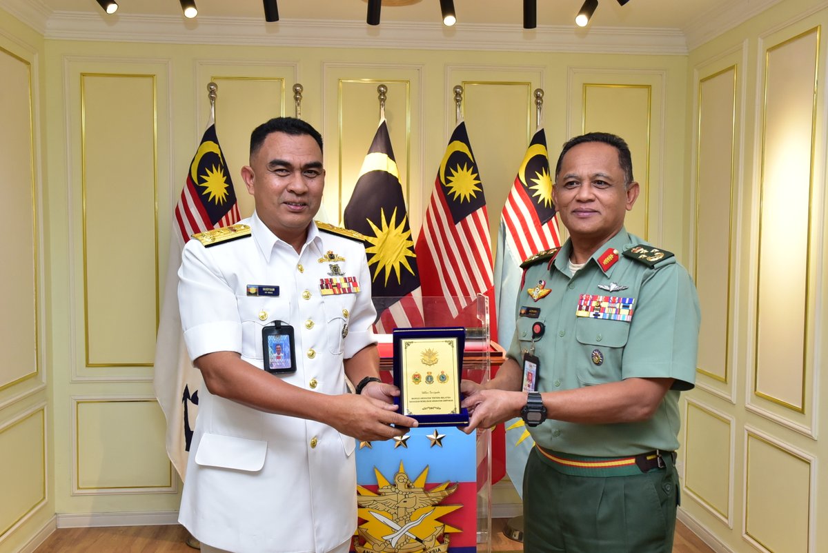 𝗞𝘂𝗻𝗷𝘂𝗻𝗴𝗮𝗻 𝗛𝗼𝗿𝗺𝗮𝘁 𝗞𝗣 𝗕𝗠𝗔𝗦 𝗸𝗲𝗽𝗮𝗱𝗮 𝗞𝗦 𝗠𝗞 𝗔𝗧𝗠

Kuala Lumpur, 2 Julai 2025 - Laksma Ts. Dr. Hisyam bin Harun, KP BMAS telah mengadakan kunjungan hormat ke atas Lt Jen Dato’ Azhan bin Hj Md Othman, KS MK ATM di pejabat beliau di Wisma Pertahanan