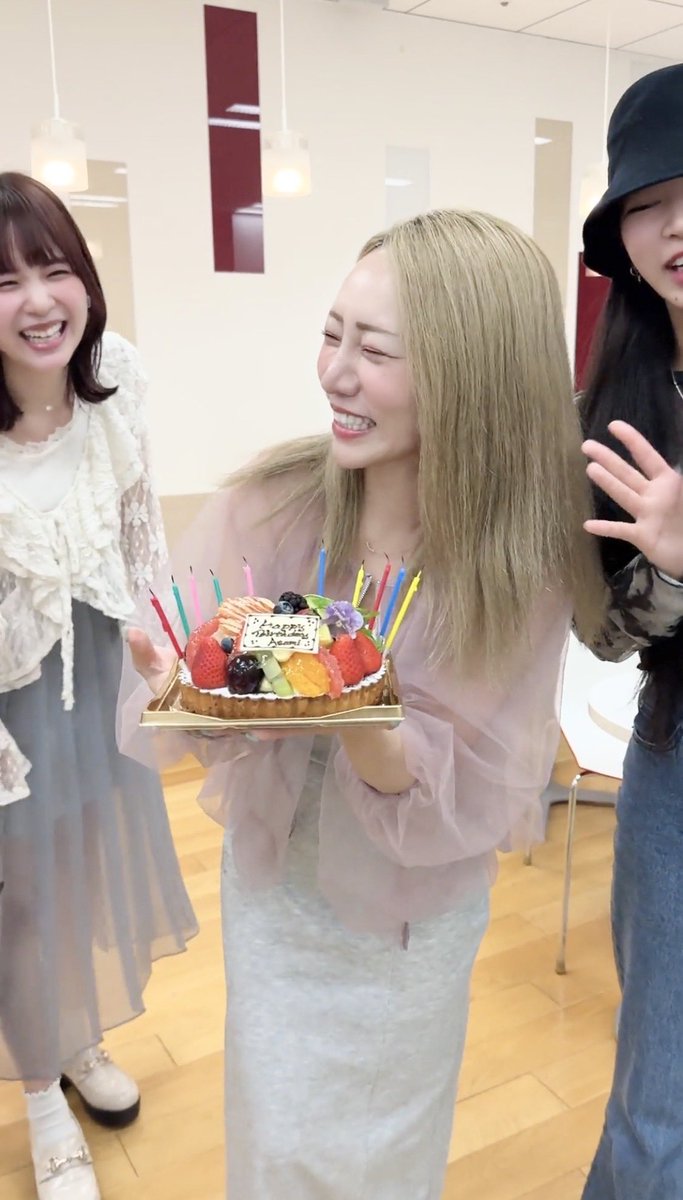 lovebites_jp's tweet image. 🐺🎤🎂サプライズでメンバーとMao氏から誕生日を祝われる #Asami ‼️その動画は #LOVEBITES YouTubeチャンネルで公開中❗️
🐺🎤🎂Asami receives a surprise birthday celebration from the band members and Mao. The video is available on our YouTube channel!!
📼youtube.com/shorts/QflbGYa…