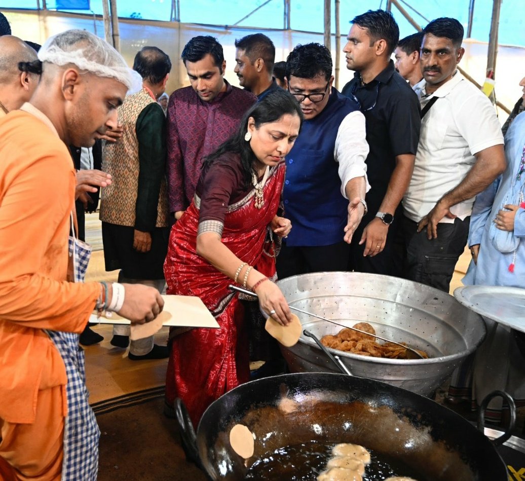 जेफ बेजोस ने अपनी शादी पर 450 करोड़ रुपए खर्च किए. पैसा आ जाने के बाद उद्योगपति पार्टी, शादी और लक्ज़री पर करोड़ो खर्च करते हैं.

दूसरी तरफ इसी साल 7 फरवरी को गौतम अडानी ने अपने बेटे की शादी बेहद साधारण तरीके से की. कोई तामझाम नही किया. 

अडानी समूह ने 10,000 करोड़ रुपए समाज के