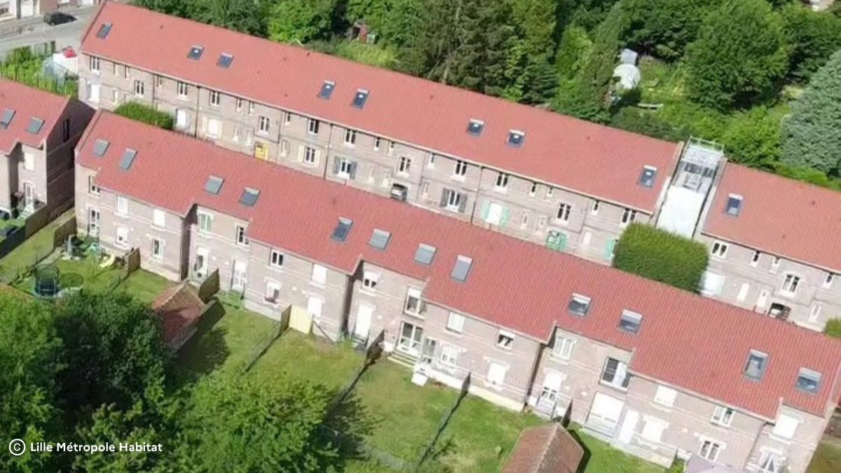 prefet59's tweet photo. #Logement #RénovationUrbaine

Une nouvelle étape pour le quartier de la Chapelle d’Élocques !

Ce mardi à Hellemmes, Pierre Molager, secrétaire général de la préfecture du Nord, sous-préfet de Lille, a participé à l’inauguration de la réhabilitation de 344 logements, un projet porté par Lille Métropole Habitat.

✅ L’État a soutenu cette opération à hauteur de 792 000 € dans le cadre du plan #FranceRelance, pour améliorer durablement le cadre de vie des habitants.

👏 Une belle illustration de l’engagement commun pour un habitat plus confortable, économe en énergie et accessible à tous.