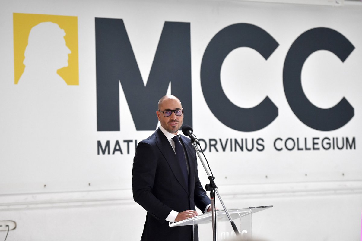💥Viktor Orbán’s main lobbying arm abroad, Mathias Corvinus Collegium (MCC), was founded by his ex-national security advisor András Tombor.

<a href="/444hu/">444</a> reveals testimonies suggesting MCC’s founder was the “godfather” behind a decade-long scheme siphoning public funds from Budapest.🧵