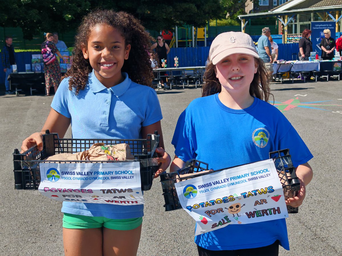 SwissValleyCP's tweet image. Super effort by pupils in Years 1 to 6 who managed to raise over £200 for the Garden Project by selling potatoes they have grown and looked after this year. Big thank you to parents and staff who purchased produce & to @SwissValleyPTA for organising the Summer Fayre👍 Diolch pawb