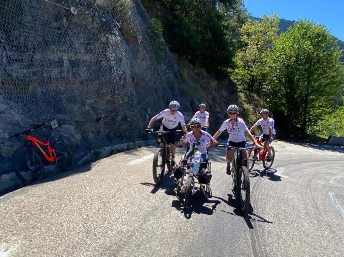 Arthur_Dvx's tweet image. Comme chaque année, des survivants d’attentats grimperont des cols du @LeTour avant les coureurs. Cette année au programme : la Croix Saint-Robert et le
Puy de Sancy le 13 juillet la veille de l’ascension par le peloton. youtu.be/Svrer1cLtho