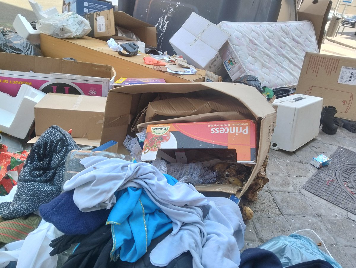 AVSanPascual's tweet image. Esto no solo es asqueroso a la vista sino un foco de insalubridad, pasto de ratas, insectos y palomas.

Al Ayuntamiento le pedimos más recursos en limpieza.

A los vecinos incívicos, que por favor piensen un poco en el común, del que también forman parte. 

#SomosBienDeBarrio