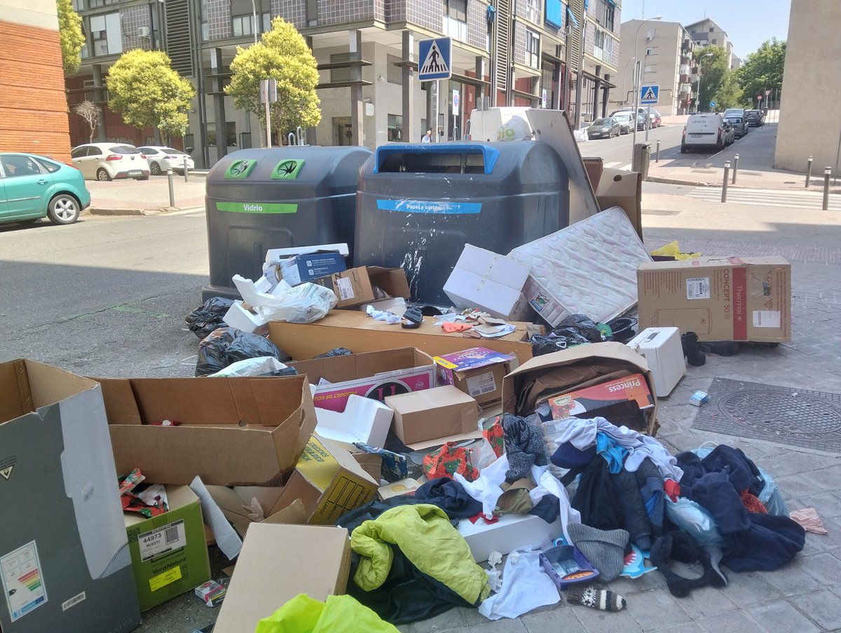 AVSanPascual's tweet image. Esto no solo es asqueroso a la vista sino un foco de insalubridad, pasto de ratas, insectos y palomas.

Al Ayuntamiento le pedimos más recursos en limpieza.

A los vecinos incívicos, que por favor piensen un poco en el común, del que también forman parte. 

#SomosBienDeBarrio
