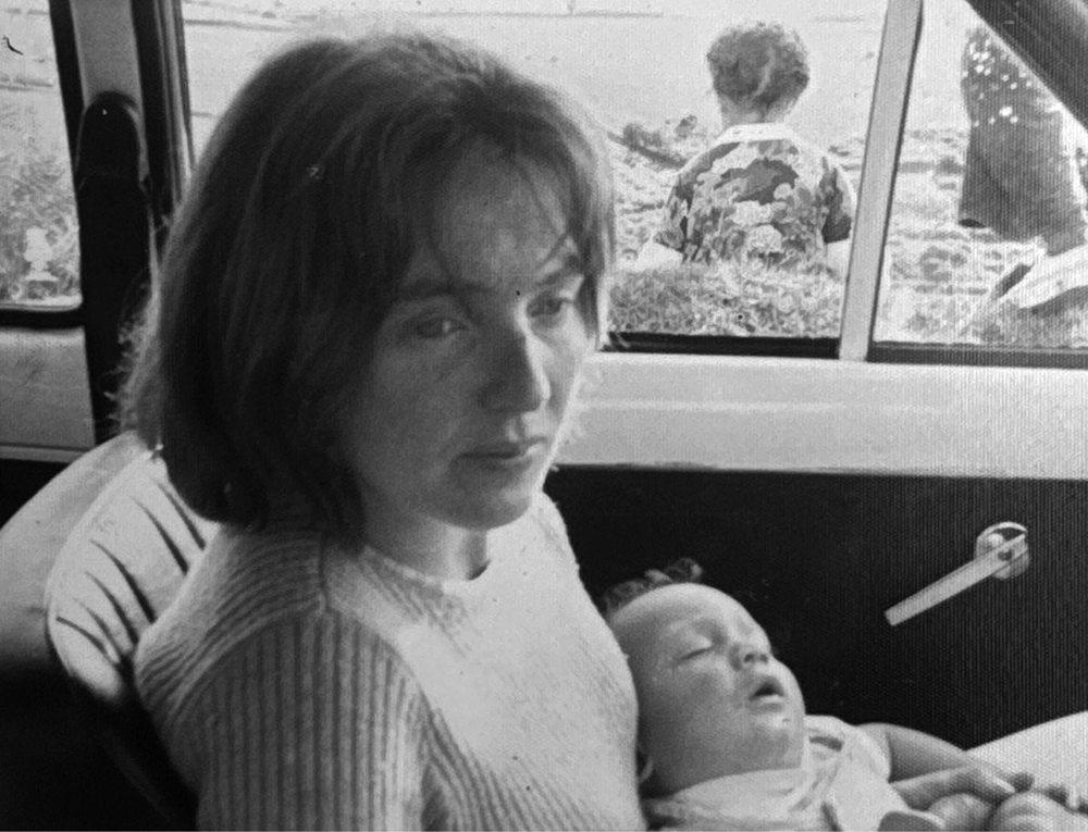 한국에는 번역되지 않은 시인 패니 하우(1940-2025)의 사망 소식. 수전 하우(Susan Howe)의 여동생이기도 하다. 몇 가지 문장으로 그를 기억하는데 자전적 소설 3부작에 대해 남긴 말도 그 중 하나.
“그 소설들을 쓰던 나는 엄마였지만, 여전히 아이이기도 했어. 한쪽만 될 수는 없어. 둘 다인 거지.”