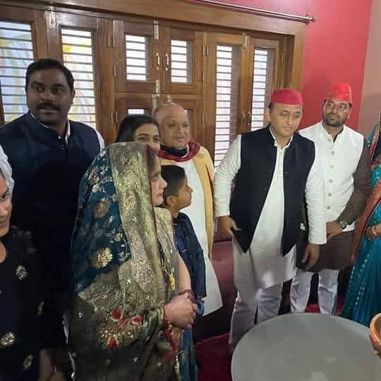 UP: मैनपुरी में समाजवादी पार्टी के नेता उदयपाल यादव ने महिला को किया  किडनैप

ठेकेदारी के विवाद के चलते उदयपाल यादव ने मंगलम मिश्रा की बहन को किया किडनैप

कोचिंग जाते समय अपने गुर्गों के साथ सपा नेता ने महिला को किया था किडनैप

किडनैप के बाद आरोपियों ने वीडियो कॉल करके की अपहरण