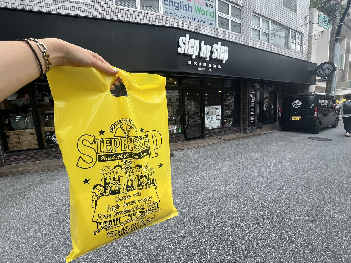 9713_oki's tweet image. #FECradio 後にステバイへ🏀
ステバイで部着(バスケウェア)買ったの高校時代ぶりかも😂
袋のデザインと素材が当時と全く一緒でエモ散らかしました✨

オーバーサイズが流行ってた時代だったから今のトレンド短めバスパン照れる🙈笑

#stepbystep