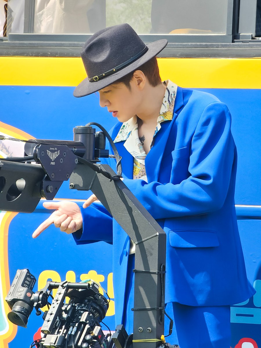 LeeCS_Official's tweet photo. [🚨] [#실사지오] 

무더운 날씨와 바쁜 일상에 지친🫠
zz6친💙멜로디를 위한 공익트 ✩°｡ ⋆⸜( ·  ̫·)

파란 수트도 완벽하게 소화하는 zz6섭 군 보시고
지루한 일상을 #부릉부릉 날려보세요〰️.ᐟ.ᐟ

#이창섭 #LEECHANGSUB 
#VROOM_VROOM https://t.co/iHayONxU2W