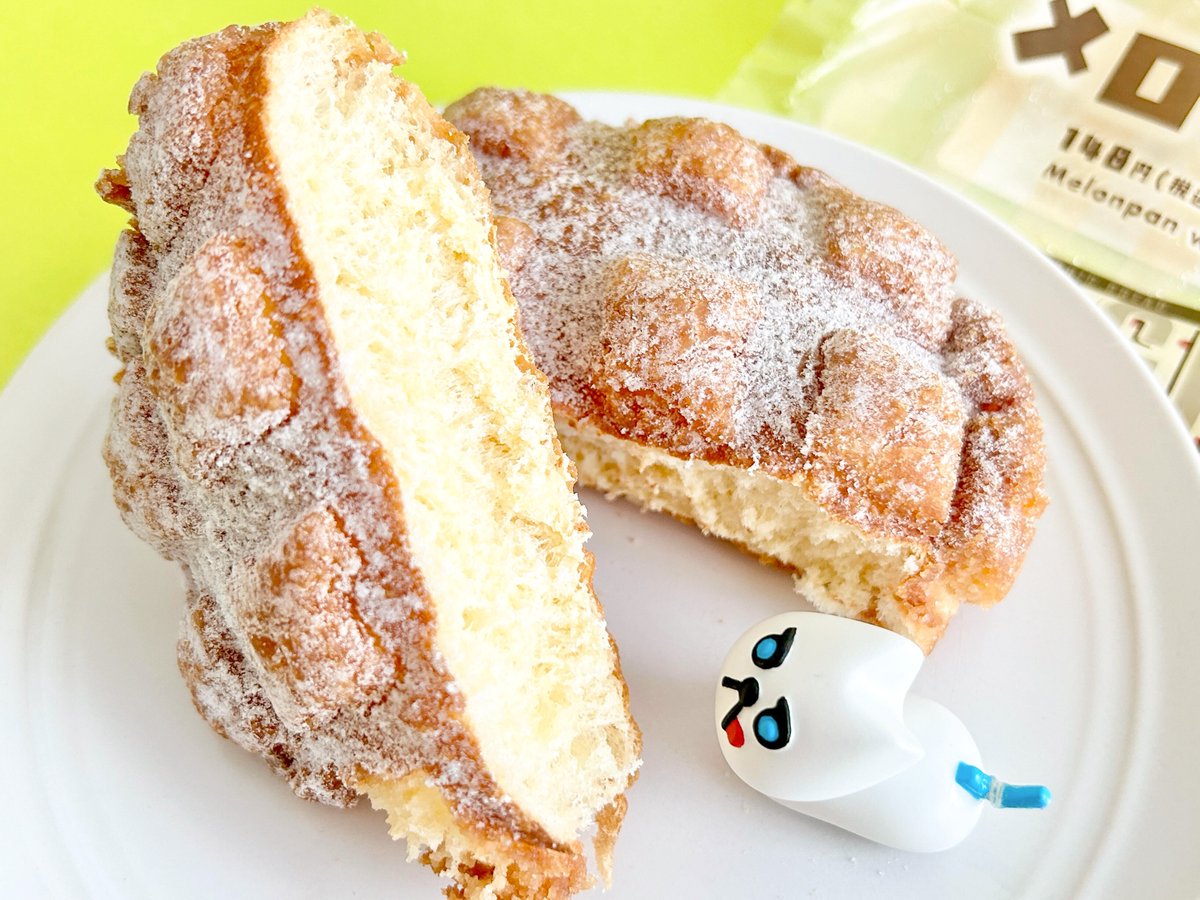 doorfumi2018's tweet image. 【食べたぜ】セブン新発売の「メロナッツ」をハントしたぜ!
メロンパンを揚げて粉糖をまぶした、メロンパンとドーナツのハイブリットパン。ザクザク香ばしくて、揚げパンっぽい懐かしい味わいがしたぜ。
#オヤツハント